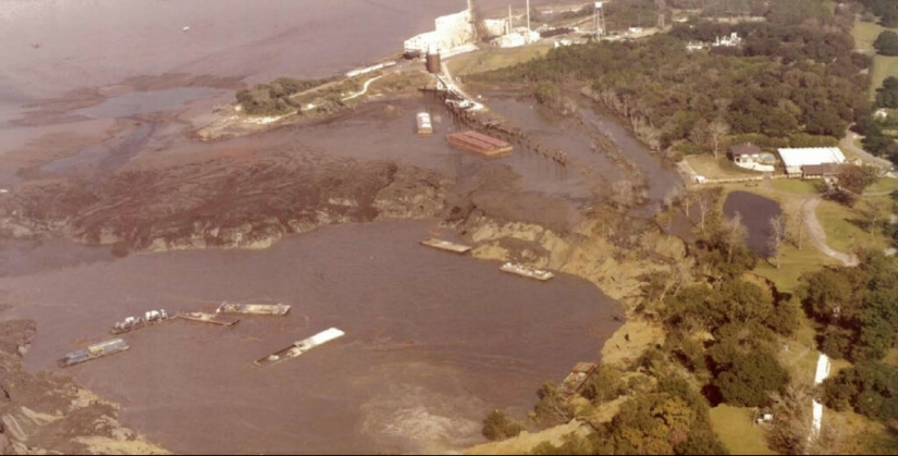 Lake Pener Incident: How a Hole in the Bottom Sucked in a Drilling Rig, 11 Barges and an Island
