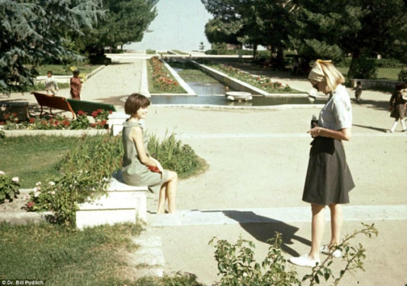 Las faldas cortas, los picnics en el lado de la carretera y la sonrisa de los niños — lo que era antes de que los Talibanes de Afganistán