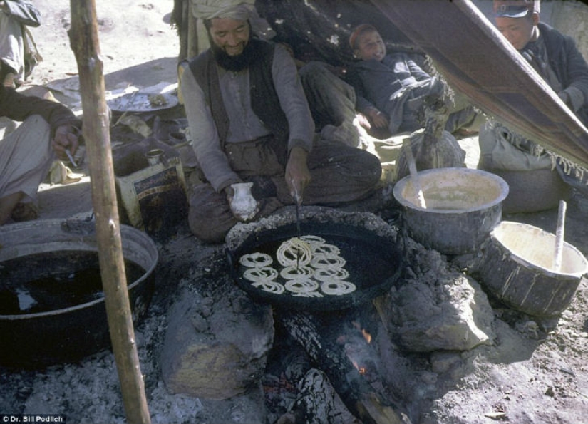 Las faldas cortas, los picnics en el lado de la carretera y la sonrisa de los niños — lo que era antes de que los Talibanes de Afganistán