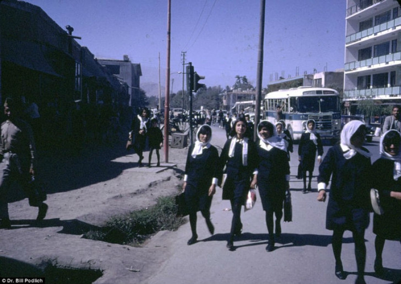 Las faldas cortas, los picnics en el lado de la carretera y la sonrisa de los niños — lo que era antes de que los Talibanes de Afganistán