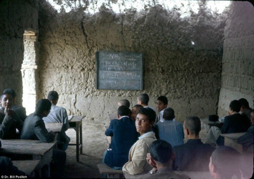 Las faldas cortas, los picnics en el lado de la carretera y la sonrisa de los niños — lo que era antes de que los Talibanes de Afganistán