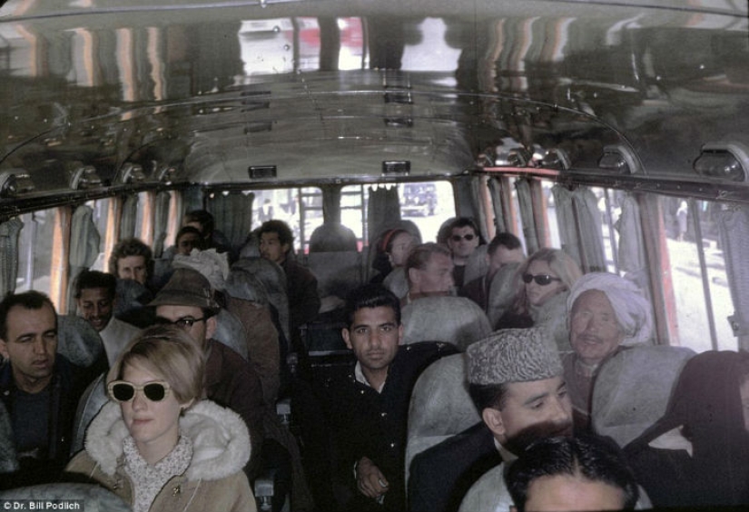 Las faldas cortas, los picnics en el lado de la carretera y la sonrisa de los niños — lo que era antes de que los Talibanes de Afganistán