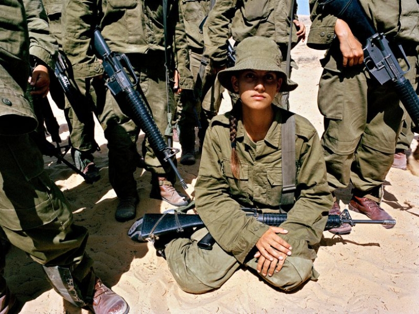 Las niñas del ejército Israelí: una mirada especial a las mujeres de los soldados en las fotos de Rachel Papo