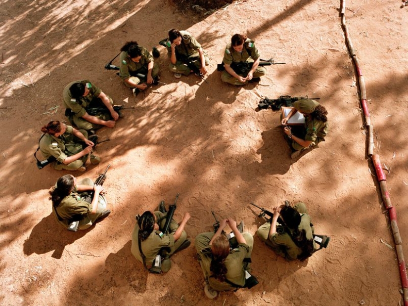 Las niñas del ejército Israelí: una mirada especial a las mujeres de los soldados en las fotos de Rachel Papo