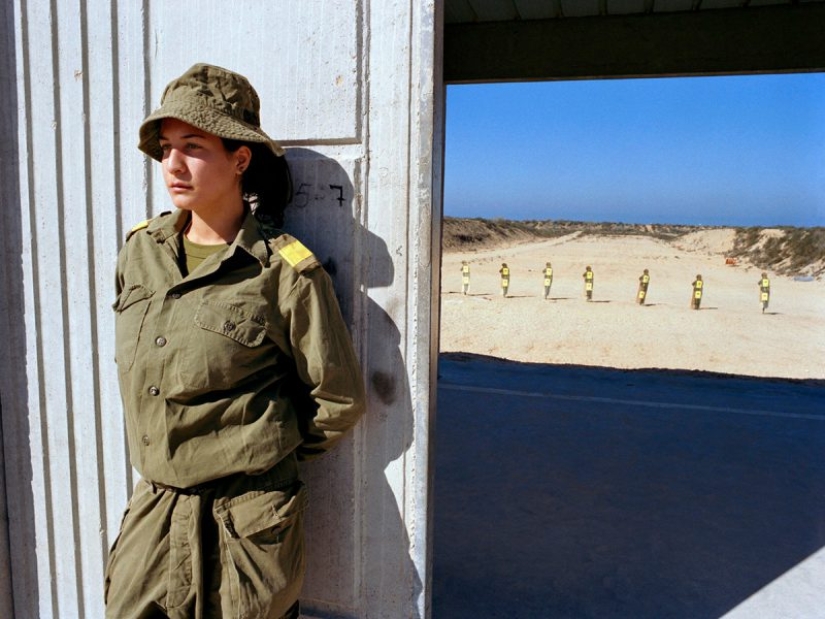 Las niñas del ejército Israelí: una mirada especial a las mujeres de los soldados en las fotos de Rachel Papo