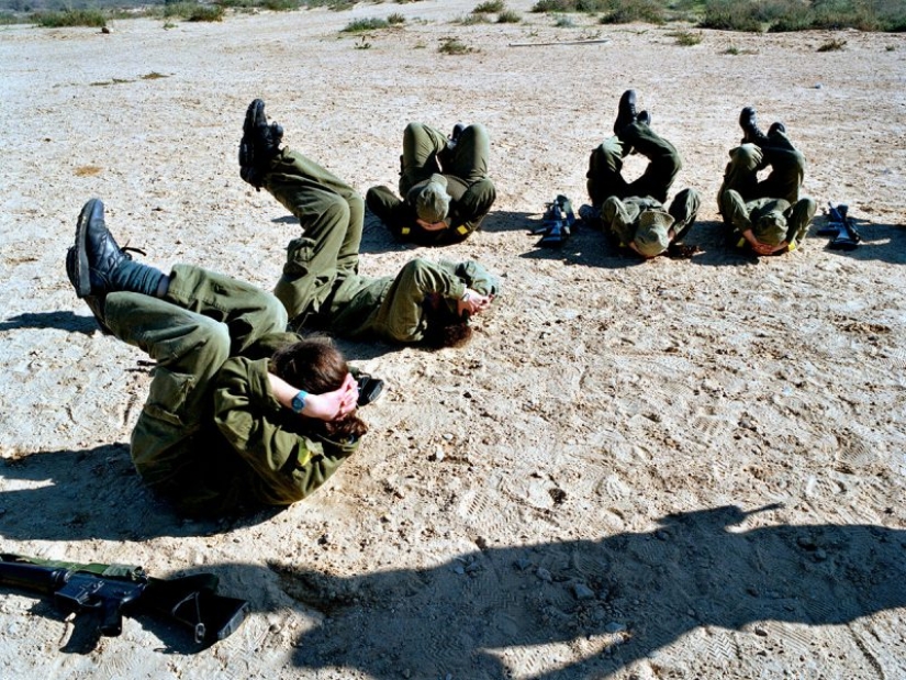 Las niñas del ejército Israelí: una mirada especial a las mujeres de los soldados en las fotos de Rachel Papo