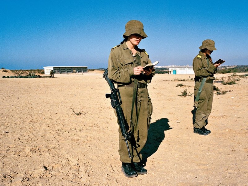 Las niñas del ejército Israelí: una mirada especial a las mujeres de los soldados en las fotos de Rachel Papo