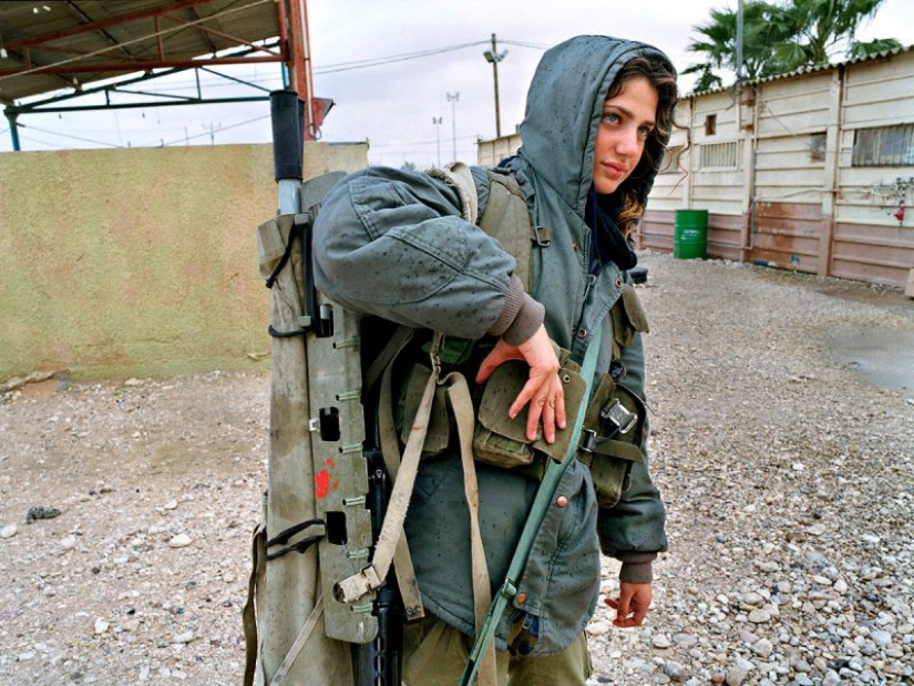 Las niñas del ejército Israelí: una mirada especial a las mujeres de los soldados en las fotos de Rachel Papo
