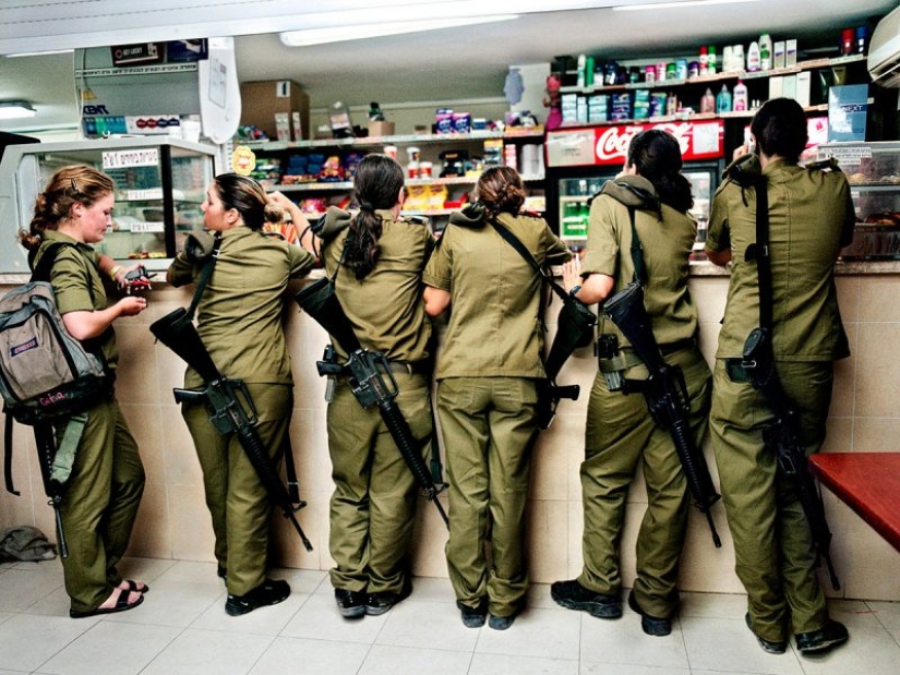 Las niñas del ejército Israelí: una mirada especial a las mujeres de los soldados en las fotos de Rachel Papo