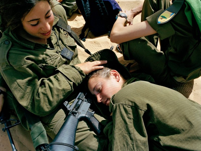 Las niñas del ejército Israelí: una mirada especial a las mujeres de los soldados en las fotos de Rachel Papo