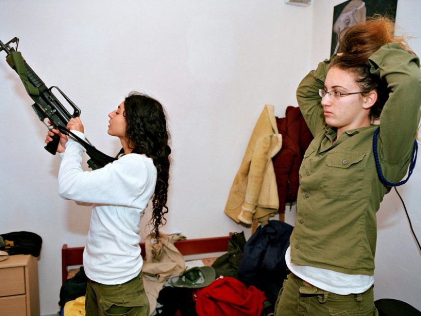 Las niñas del ejército Israelí: una mirada especial a las mujeres de los soldados en las fotos de Rachel Papo