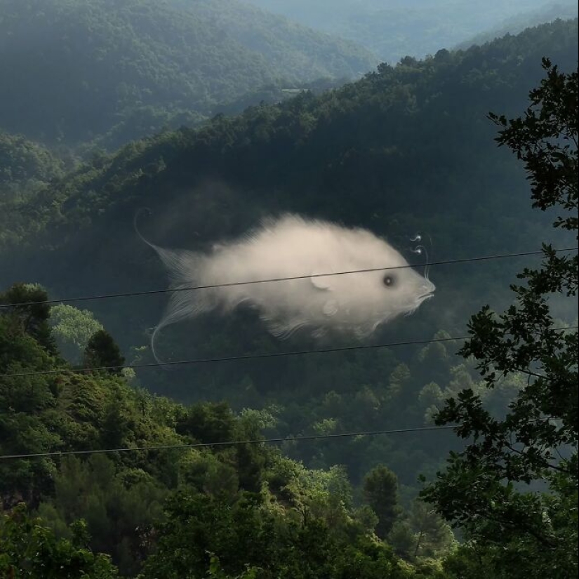 Las nubes de las “Intervenciones” de Vorja Sánchez aparecen como fantasmas gigantes en paisajes rurales Las nubes de las “Intervenciones” de Vorja Sánchez aparecen como fantasmas gigantes en paisajes rurales