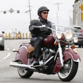 Let's go! Pitt, cher, Gosling and other star riders Let's go! Pitt, cher, Gosling and other star riders
