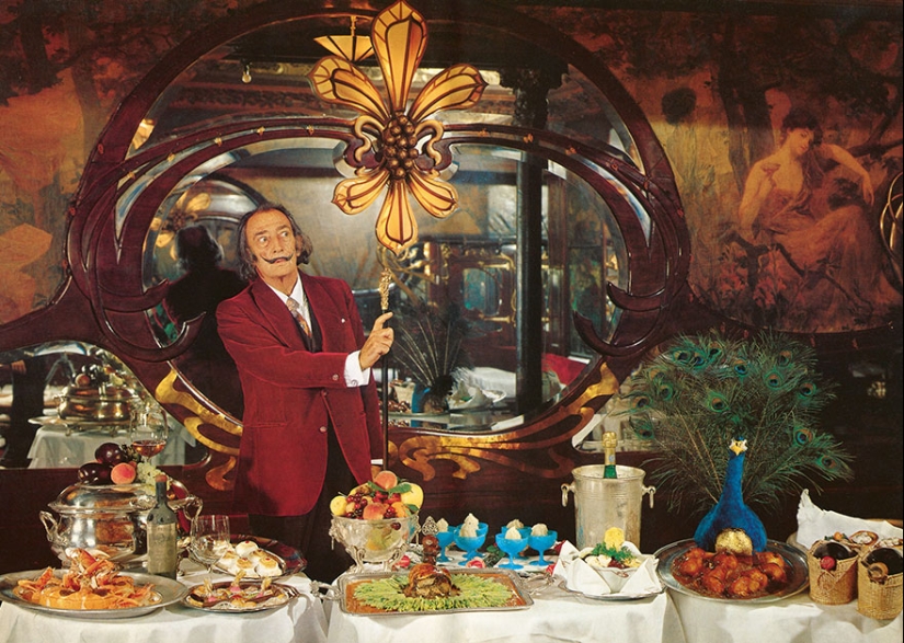 Libro de cocina de Salvador Dalí con ilustraciones no infantiles
