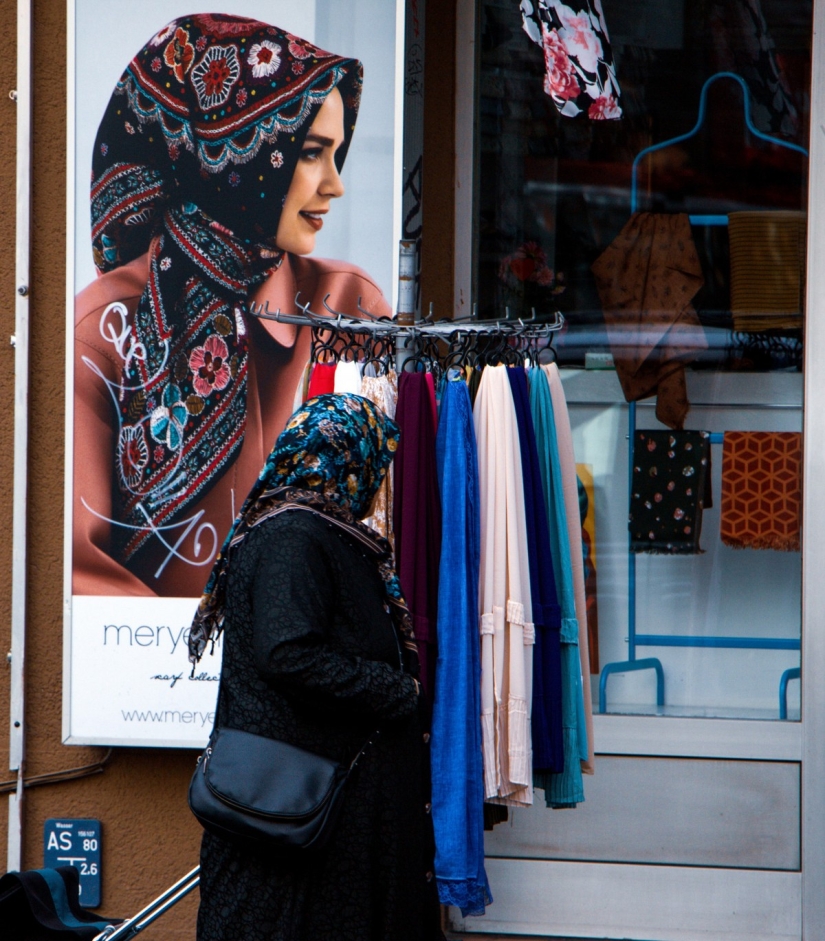 Life-Best Director: Funny Coincidences in Jesse Lindenberg's Street Shots