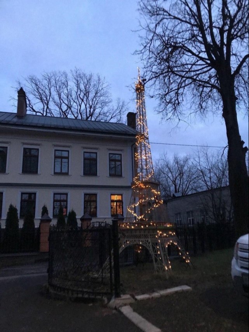 Like plywood over Paris: 15 Eiffel Towers from the expanses of Mother Russia