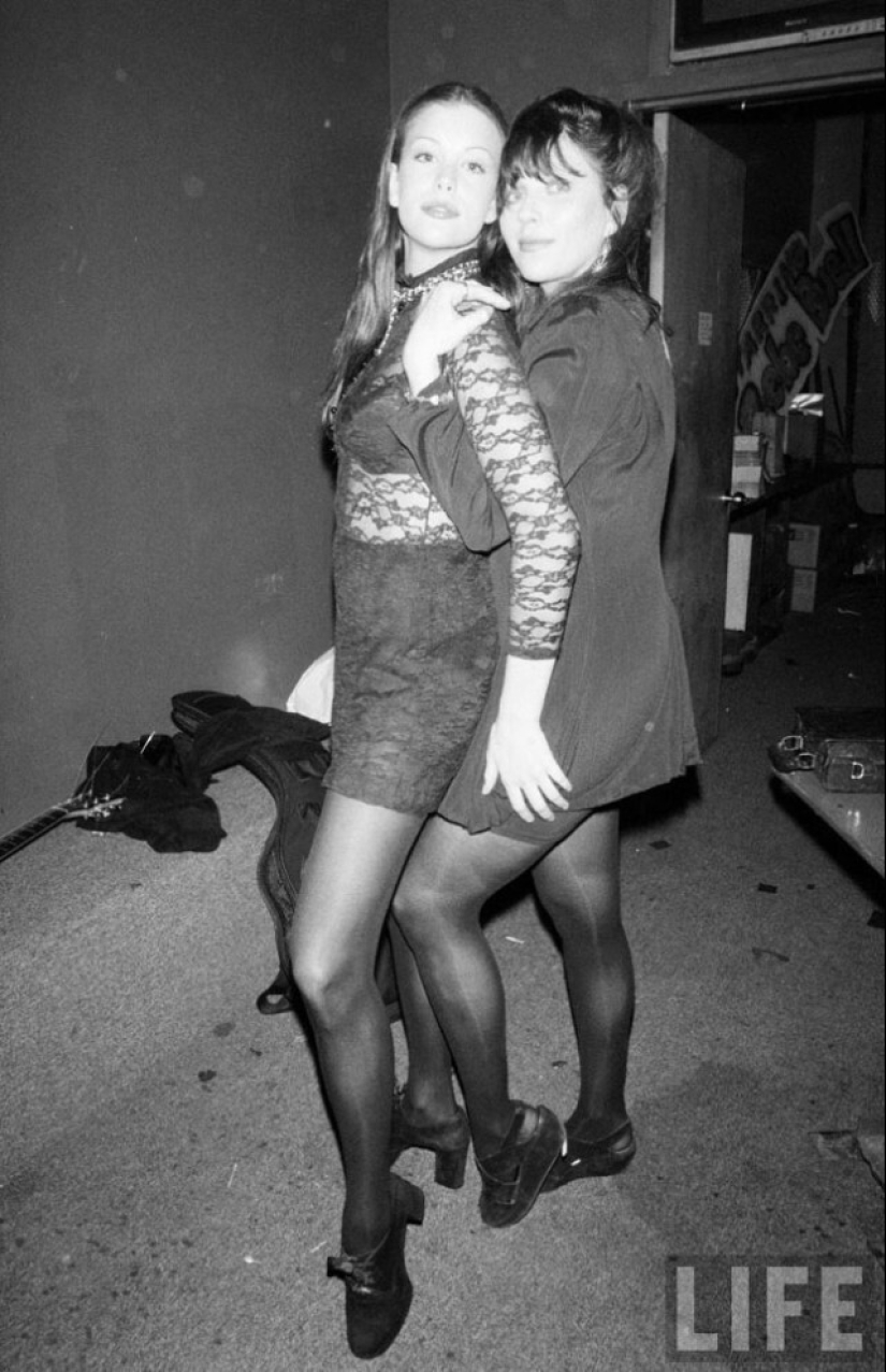 Liv Tyler, de 15 años, con su madre en fotos de David McGough en 1993 Liv Tyler, de 15 años, con su madre en fotos de David McGough en 1993