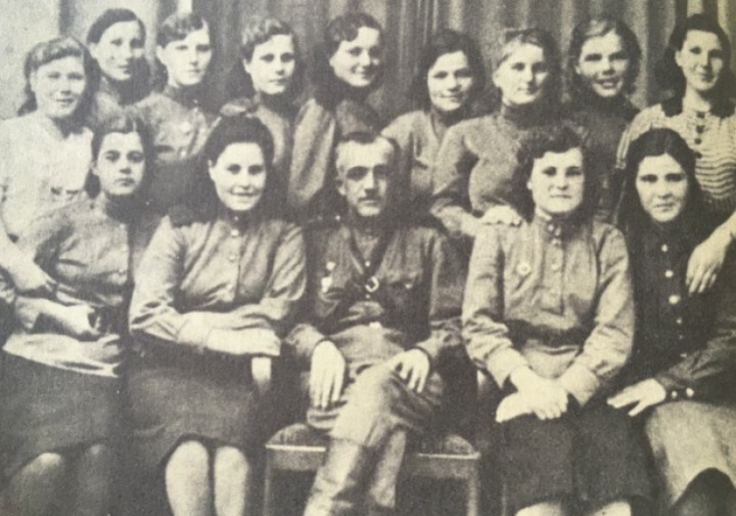 "Lo principal es no morir en ropa interior masculina": cómo las mujeres sobrevivieron y hicieron frente a la vida cotidiana durante la guerra "Lo principal es no morir en ropa interior masculina": cómo las mujeres sobrevivieron y hicieron frente a la vida cotidiana durante la guerra