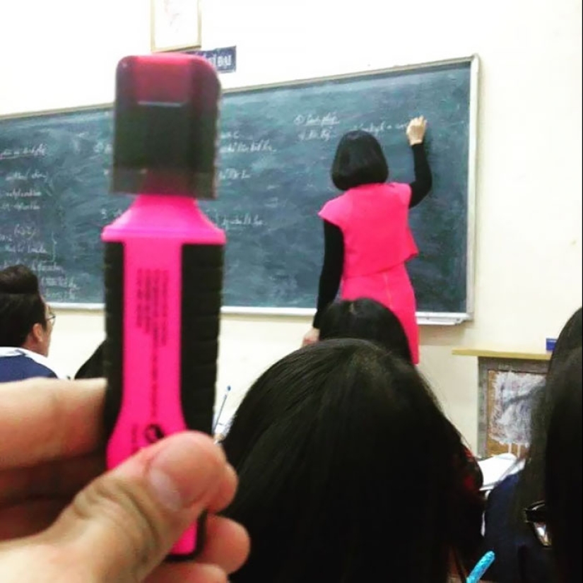 Lo que inspira a las personas a los atuendos y peinados salvajes — un cepillo de limpieza, una bolsa de hilo y un teléfono roto