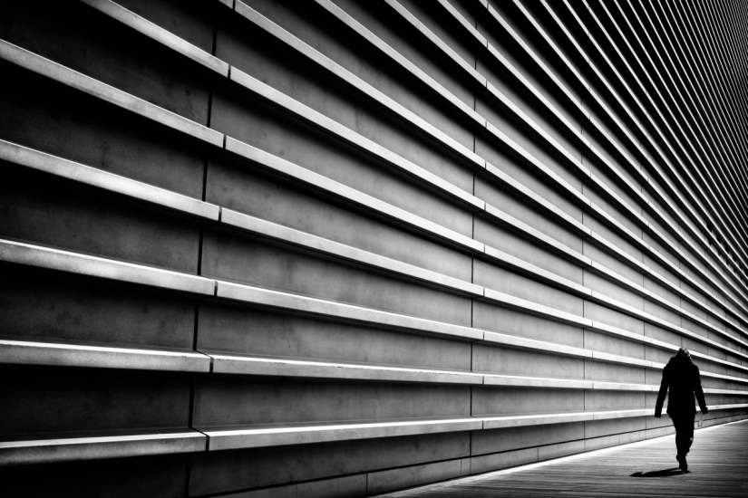 Lonely figures in a black-and-white world: mesmerizing images by a Japanese photographer Lonely figures in a black-and-white world: mesmerizing images by a Japanese photographer