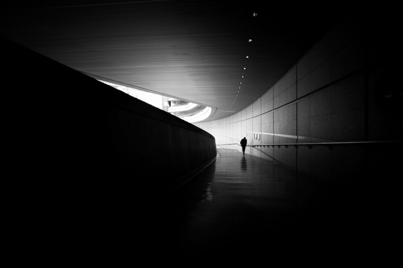Lonely figures in a black-and-white world: mesmerizing images by a Japanese photographer Lonely figures in a black-and-white world: mesmerizing images by a Japanese photographer