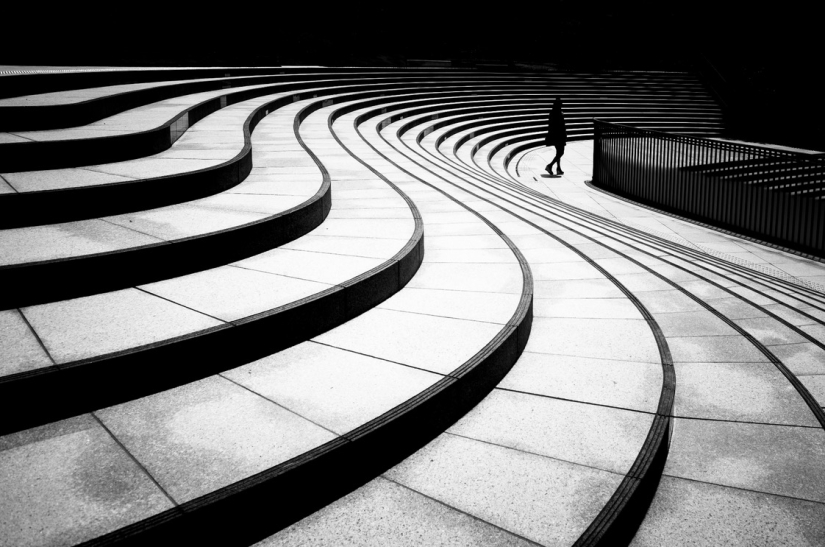 Lonely figures in a black-and-white world: mesmerizing images by a Japanese photographer Lonely figures in a black-and-white world: mesmerizing images by a Japanese photographer