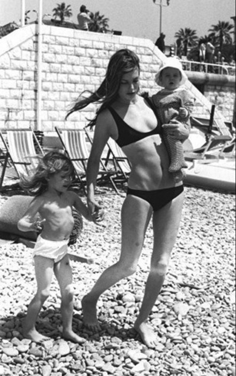 Long Live Summer! Vintage Photos of Famous Beauties on the Beach