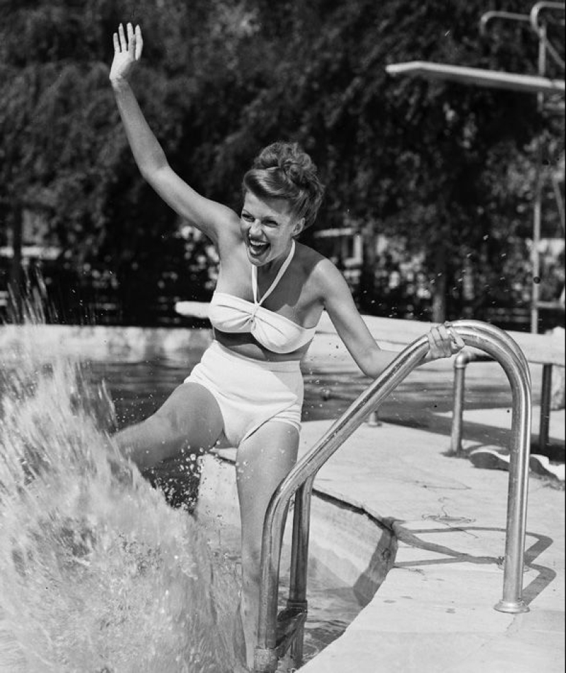 Long Live Summer! Vintage Photos of Famous Beauties on the Beach