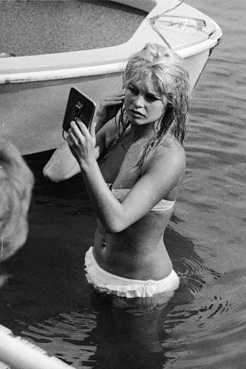 Long Live Summer! Vintage Photos of Famous Beauties on the Beach