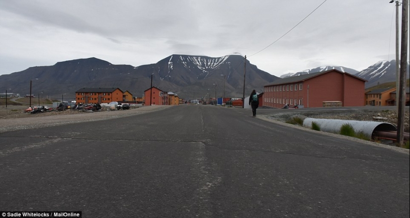 Longyearbyen: the most Northern town on Earth, which by law are not allowed to die Longyearbyen: the most Northern town on Earth, which by law are not allowed to die