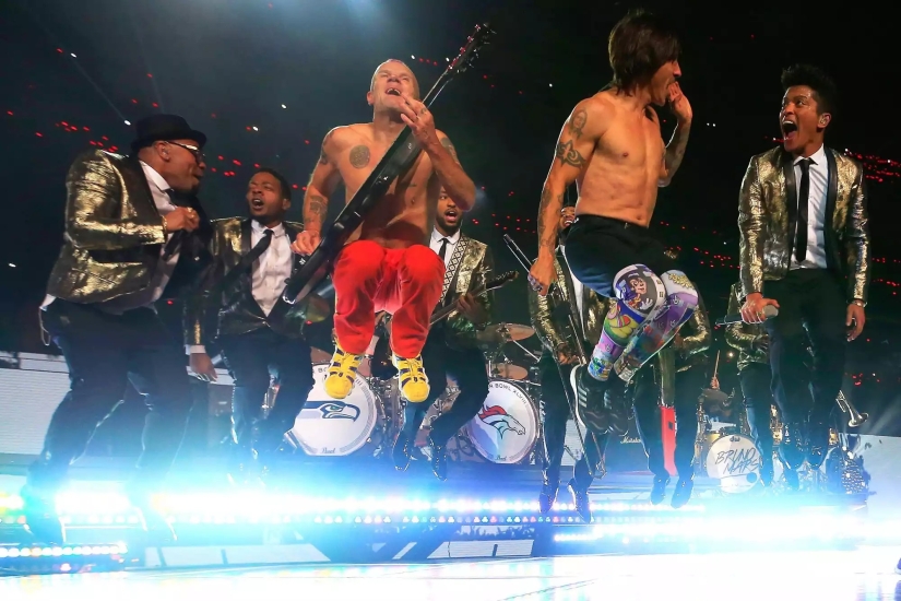 Los 21 mejores espectáculos de medio tiempo del Super Bowl: revisitando las actuaciones más controvertidas y memorables del gran juego (¡desde Janet Jackson hasta Left Shark!)