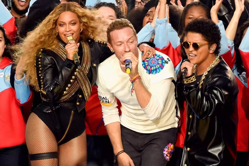 Los 21 mejores espectáculos de medio tiempo del Super Bowl: revisitando las actuaciones más controvertidas y memorables del gran juego (¡desde Janet Jackson hasta Left Shark!)