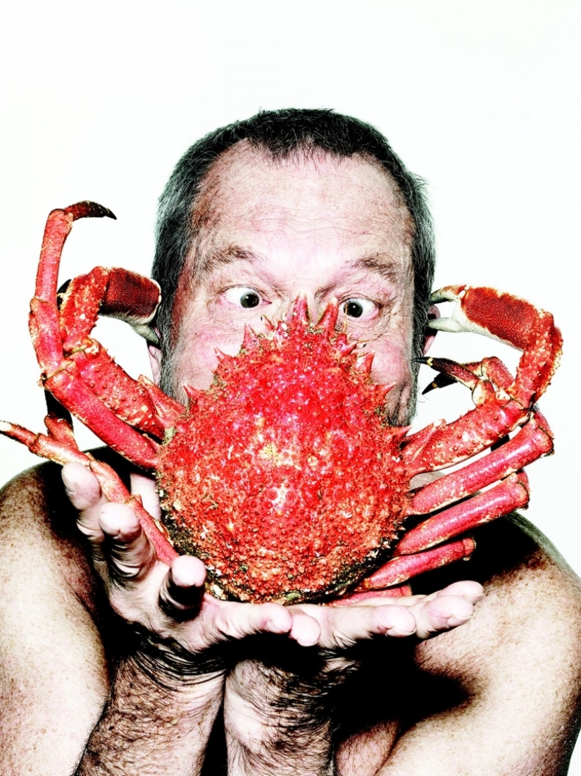 Los actores desnudos fueron fotografiados con peces para la protección de la vida marina