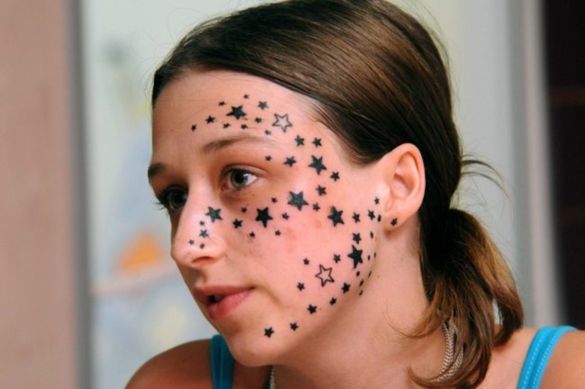 Los errores de la juventud: las tres mujeres Británicas se arrepentirá de lo que hizo tatuajes faciales, borracho y tontamente
