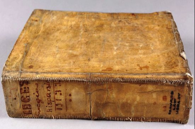 Los libros más famosos encuadernados en piel humana.