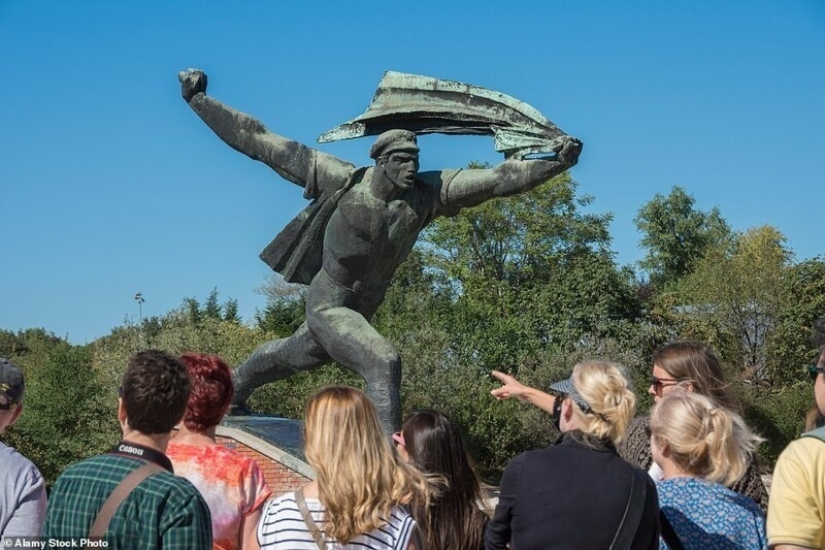Los monumentos de la era socialista desde el Parque-Museo "memento" en Hungría