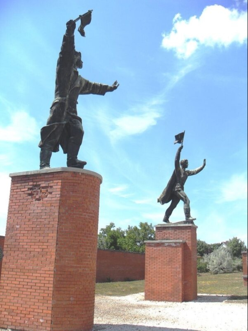 Los monumentos de la era socialista desde el Parque-Museo "memento" en Hungría