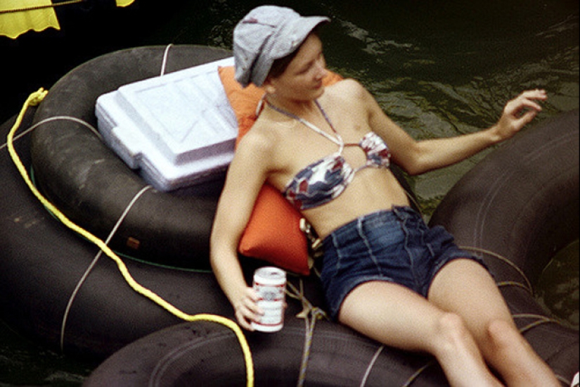 Los pantalones cortos de mezclilla azul son una tendencia favorita de las chicas estadounidenses de los años 70 Los pantalones cortos de mezclilla azul son una tendencia favorita de las chicas estadounidenses de los años 70