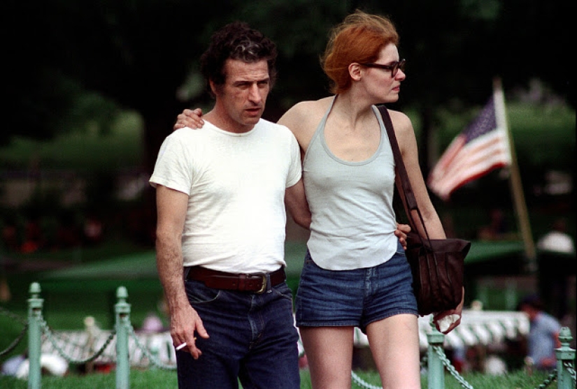 Los pantalones cortos de mezclilla azul son una tendencia favorita de las chicas estadounidenses de los años 70 Los pantalones cortos de mezclilla azul son una tendencia favorita de las chicas estadounidenses de los años 70