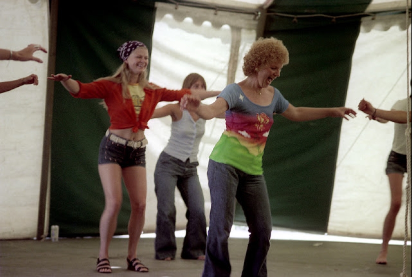 Los pantalones cortos de mezclilla azul son una tendencia favorita de las chicas estadounidenses de los años 70 Los pantalones cortos de mezclilla azul son una tendencia favorita de las chicas estadounidenses de los años 70