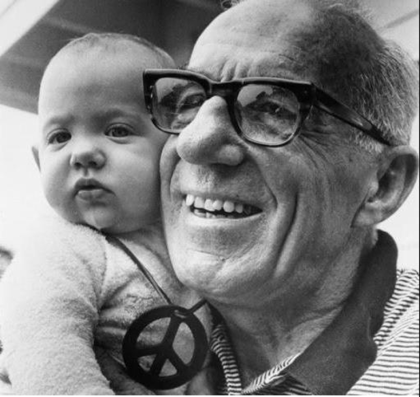 Los puntos más controvertidos del famoso libro de Benjamin Spock "El cuidado del bebé y del niño"