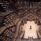 Los techos con espejos han convertido una librería china en fabulosos laberintos Los techos con espejos han convertido una librería china en fabulosos laberintos