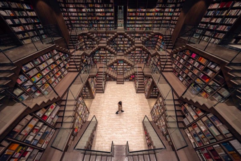 Los techos con espejos han convertido una librería china en fabulosos laberintos