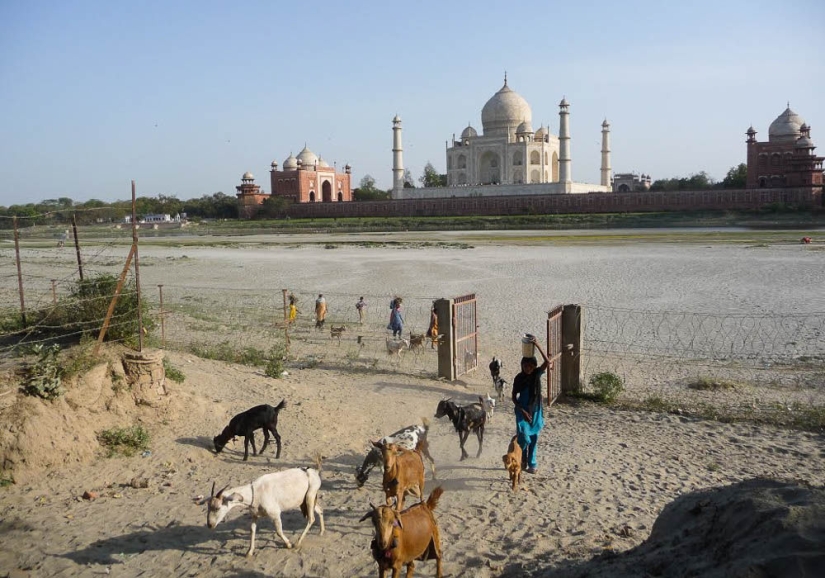 Los turistas no tienen lugar aquí: atracciones mundiales tomadas desde un ángulo extremadamente desfavorable Los turistas no tienen lugar aquí: atracciones mundiales tomadas desde un ángulo extremadamente desfavorable