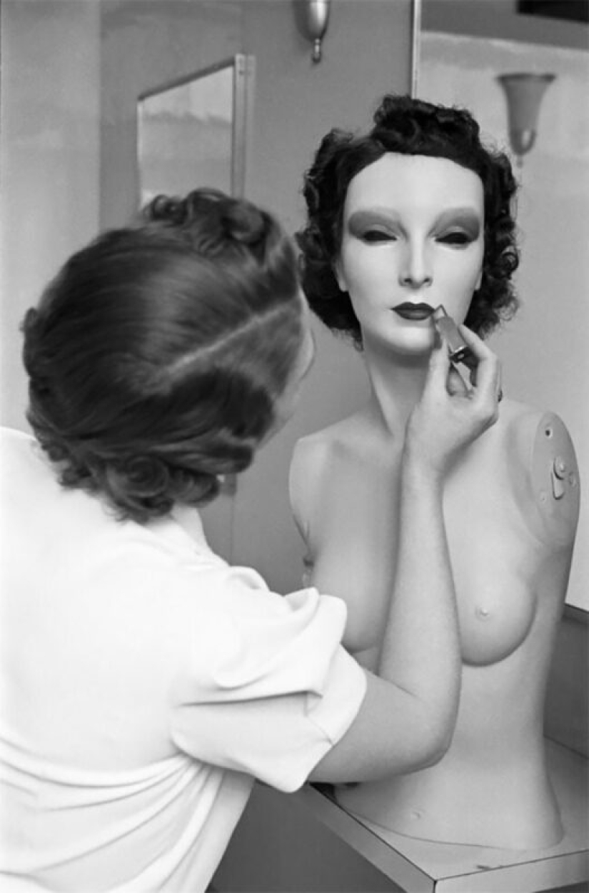 Lost Face, or the Evolution of Mannequins from Realism to Primitiveness