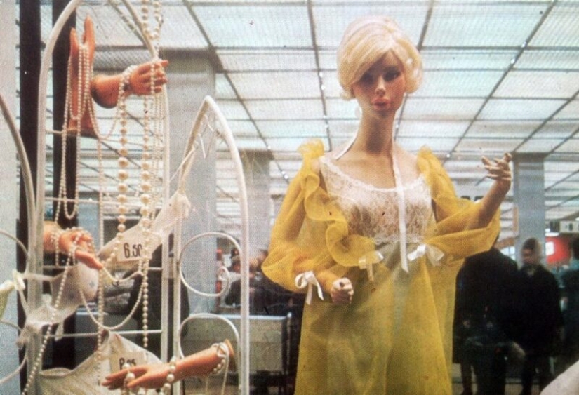 Lost Face, or the Evolution of Mannequins from Realism to Primitiveness