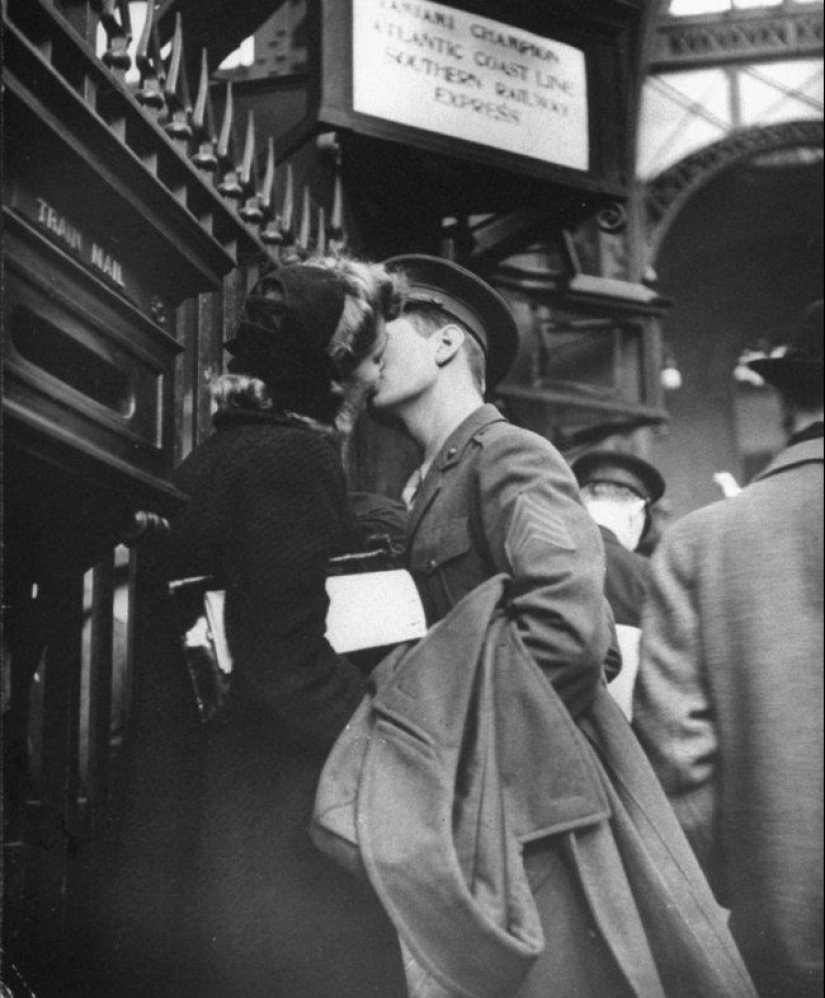 Love during the war: 30 photos about seeing off and meeting soldiers Love during the war: 30 photos about seeing off and meeting soldiers