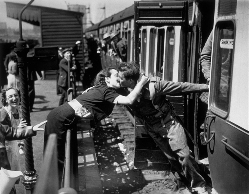 Love during the war: 30 photos about seeing off and meeting soldiers Love during the war: 30 photos about seeing off and meeting soldiers