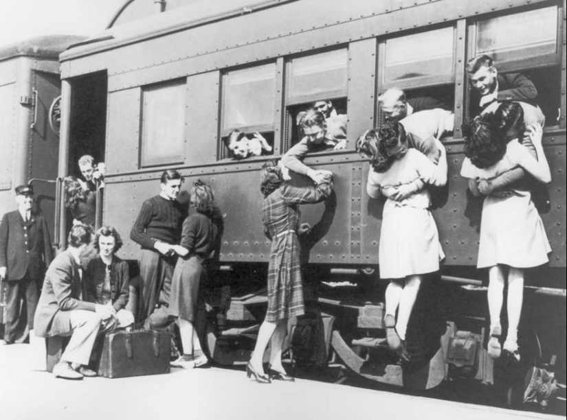 Love during the war: 30 photos about seeing off and meeting soldiers Love during the war: 30 photos about seeing off and meeting soldiers