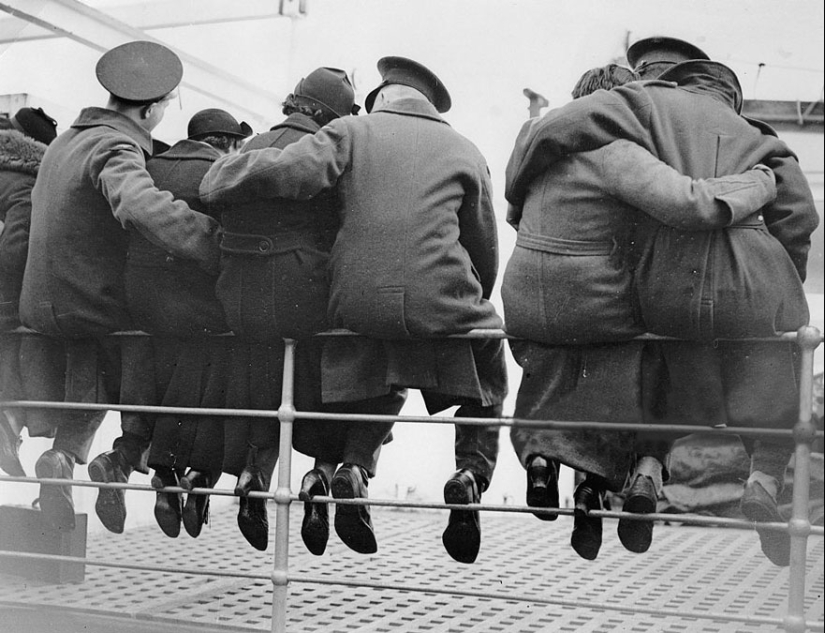 Love during the war: 30 photos about seeing off and meeting soldiers Love during the war: 30 photos about seeing off and meeting soldiers